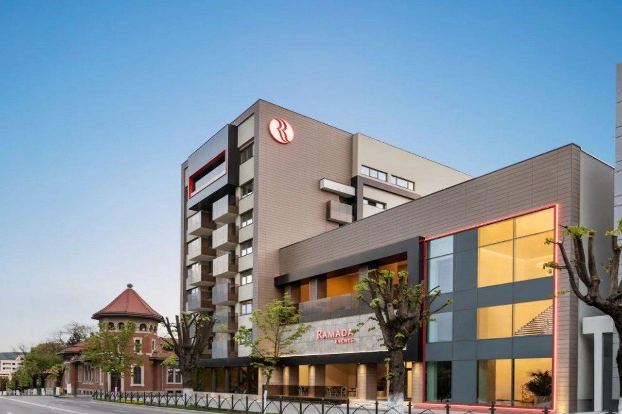 Ramada By Wyndham Ramnicu Valcea Hotel Exterior photo