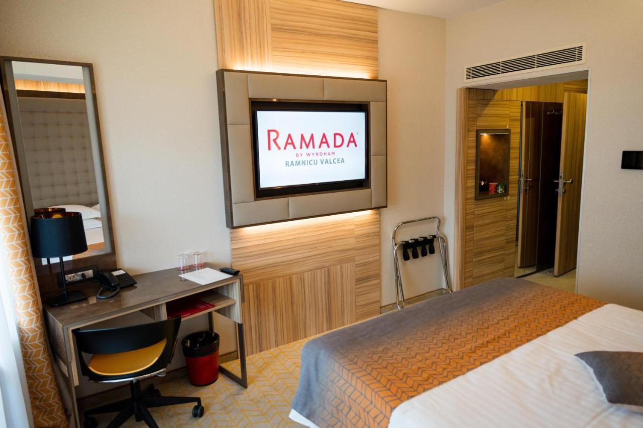 Ramada By Wyndham Ramnicu Valcea Hotel Exterior photo