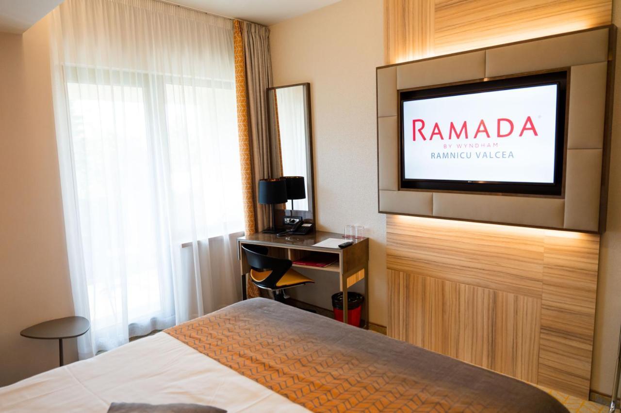 Ramada By Wyndham Ramnicu Valcea Hotel Exterior photo