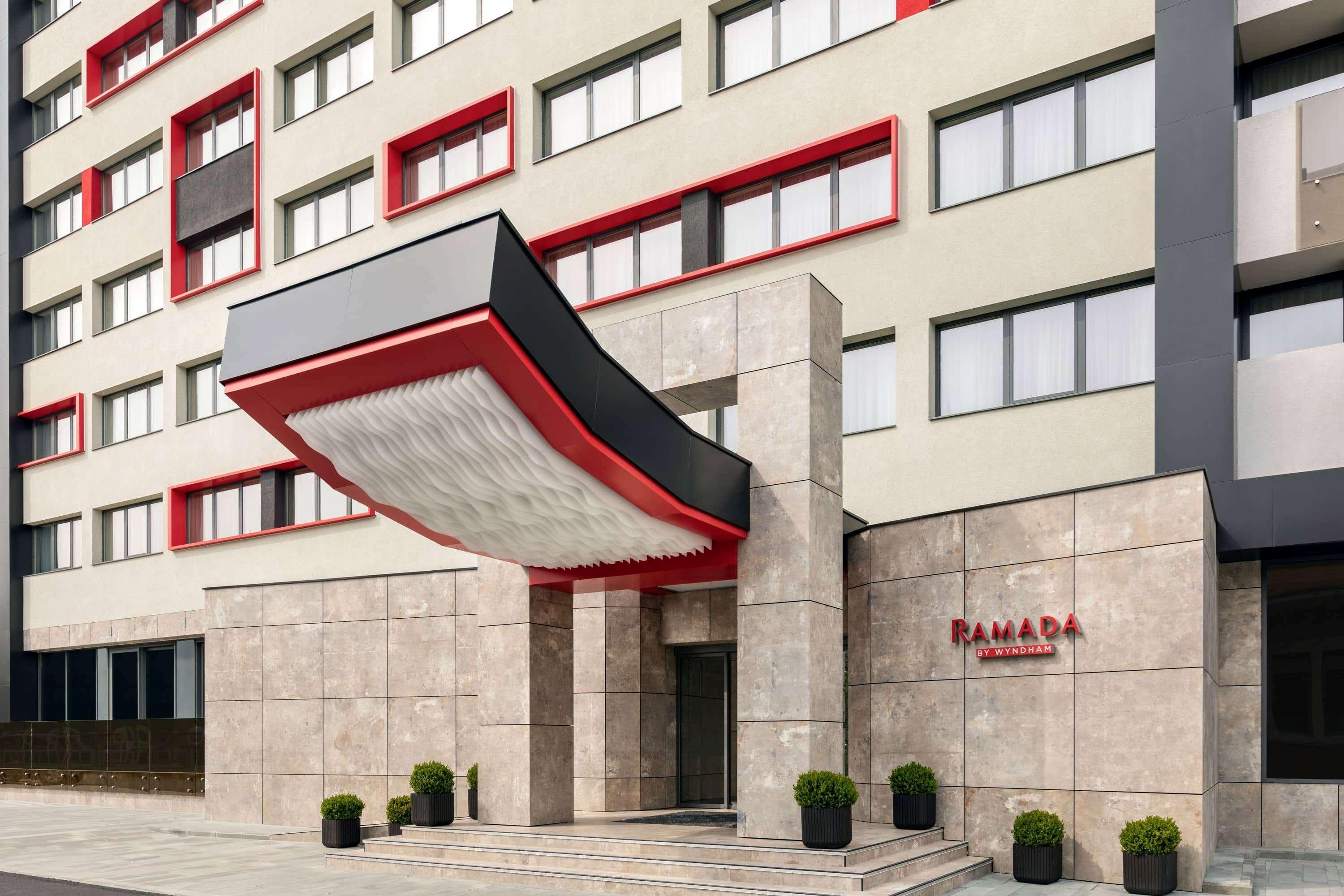 Ramada By Wyndham Ramnicu Valcea Hotel Exterior photo