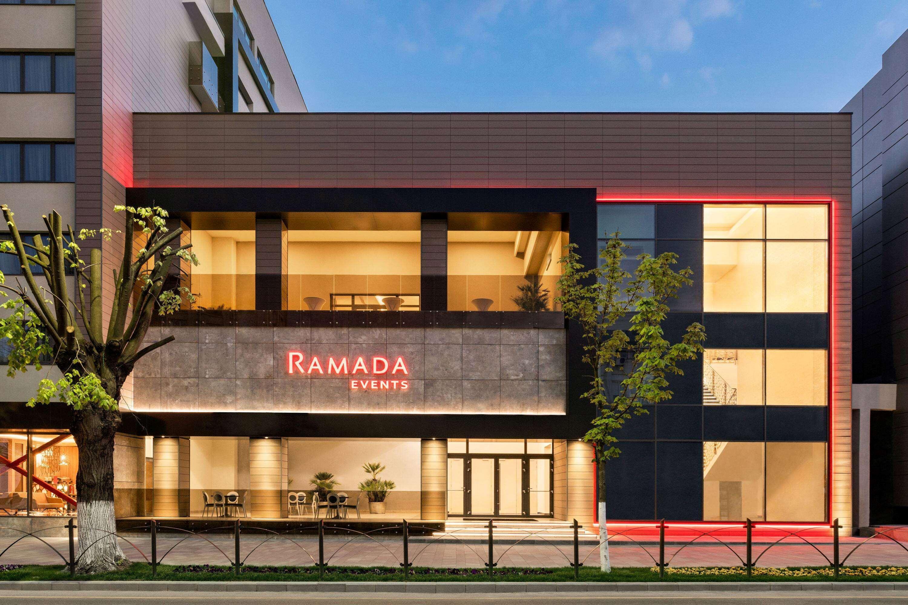 Ramada By Wyndham Ramnicu Valcea Hotel Exterior photo
